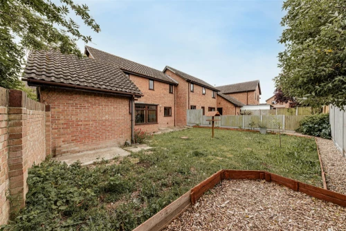 House - Semi-Detached Main Photo