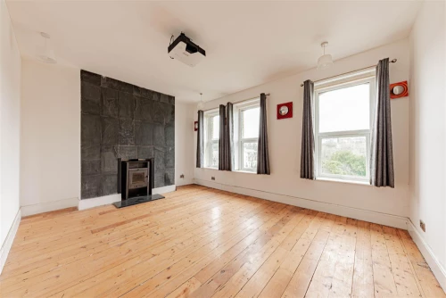 House - Semi-Detached Main Photo