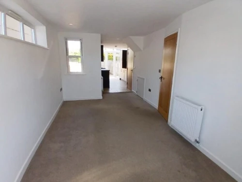 House - Semi-Detached Main Photo