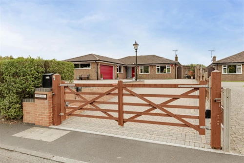 Bungalow - Detached Main Photo