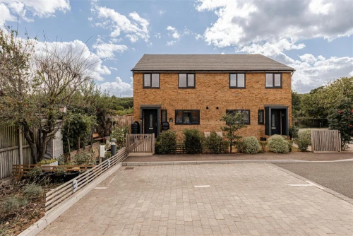 House - Semi-Detached Main Photo