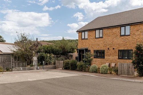 House - Semi-Detached Main Photo