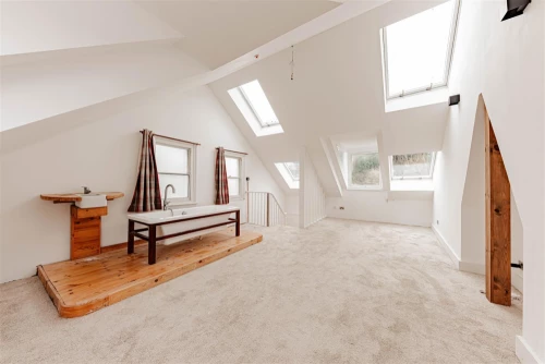 House - Semi-Detached Main Photo