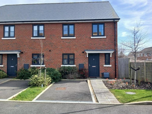 House - Semi-Detached Main Photo