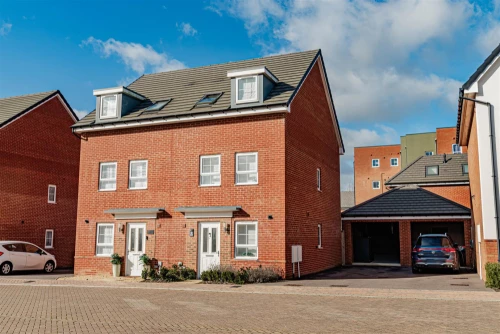 House - Semi-Detached Main Photo