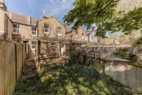 House - Terraced Main Photo