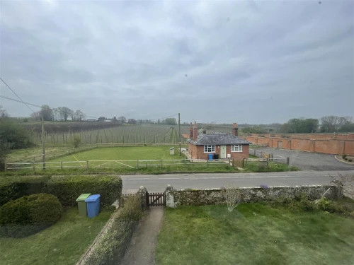 House - Semi-Detached Main Photo