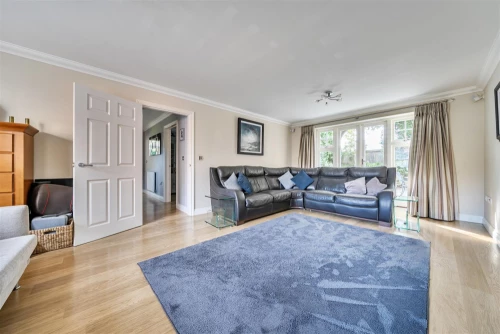 House - Detached Photo 3