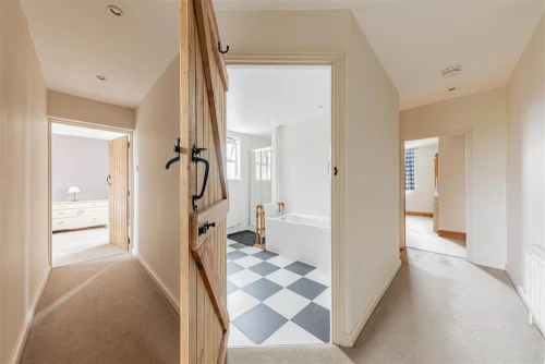 House - Semi-Detached Main Photo