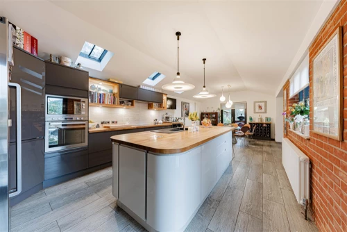 House - Detached Photo 1