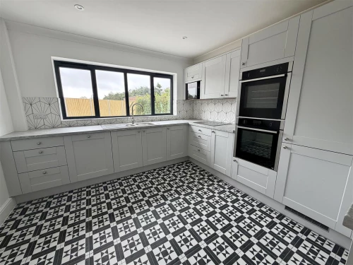 House - Detached Photo 2