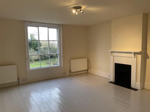 House - Semi-Detached Main Photo