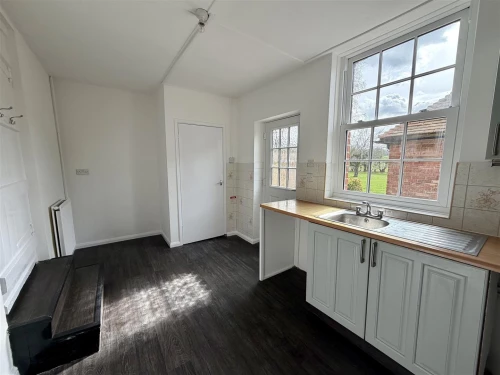 House - Terraced Photo 2