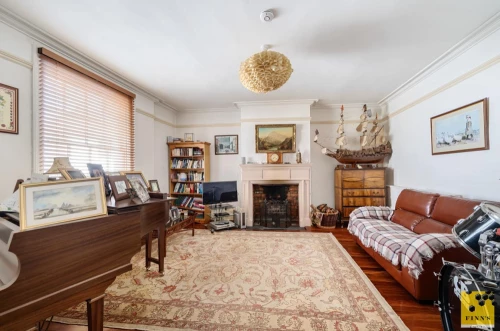 House - Detached Photo 2