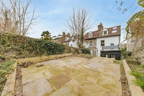 House - Semi-Detached Main Photo