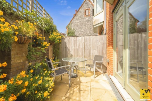 House - Semi-Detached Main Photo