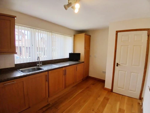 House - Semi-Detached Main Photo