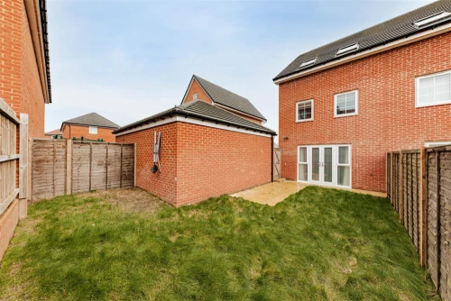 House - Semi-Detached Main Photo