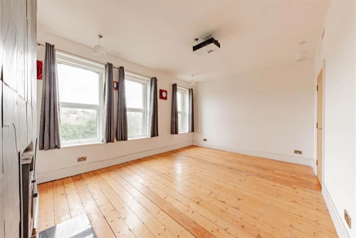 House - Semi-Detached Main Photo