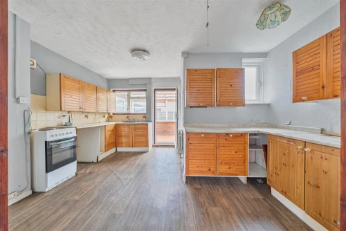 House - Semi-Detached Main Photo