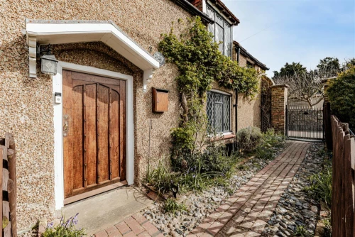 House - Semi-Detached Photo 3