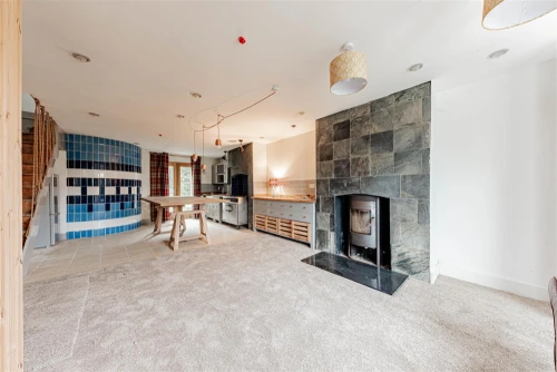 House - Semi-Detached Main Photo