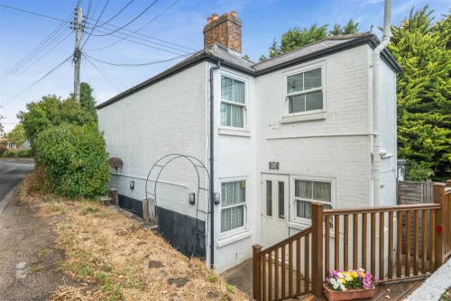 House - Semi-Detached Main Photo