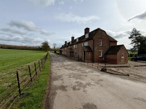 House - Terraced Main Photo