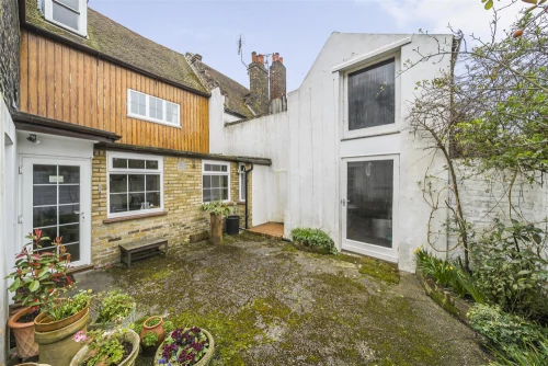 House - Terraced Main Photo