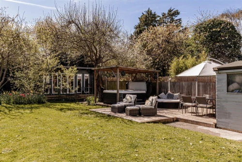 House - Semi-Detached Main Photo