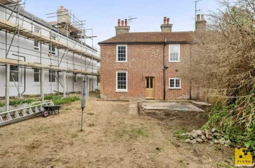 House - Semi-Detached Main Photo