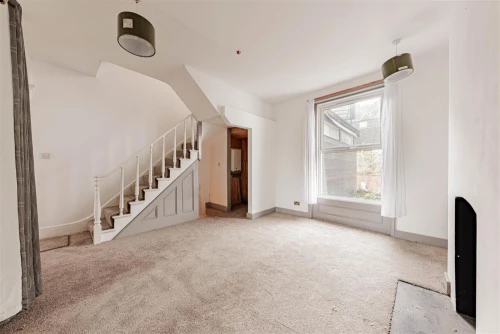 House - Semi-Detached Main Photo