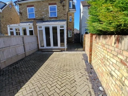 House - Semi-Detached Photo 4