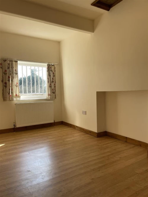 House - Semi-Detached Main Photo