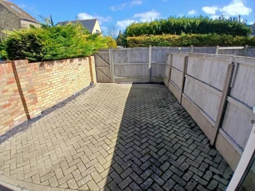 House - Semi-Detached Main Photo