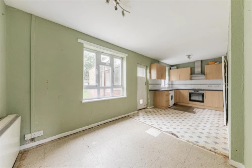 House - Semi-Detached Main Photo