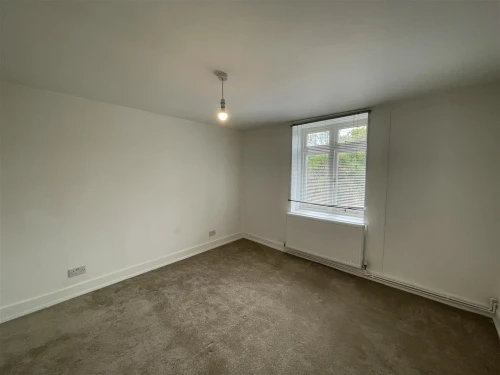 House - Semi-Detached Main Photo