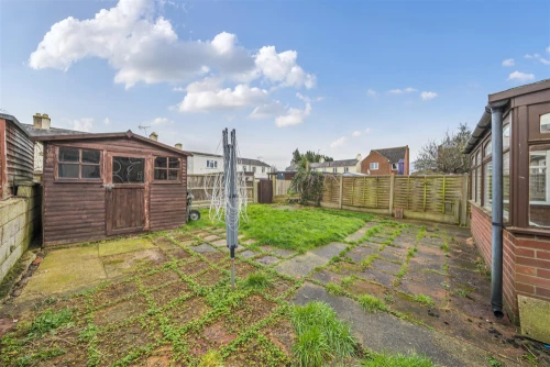 House - Semi-Detached Main Photo