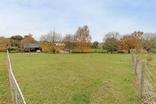 House - Semi-Detached Main Photo