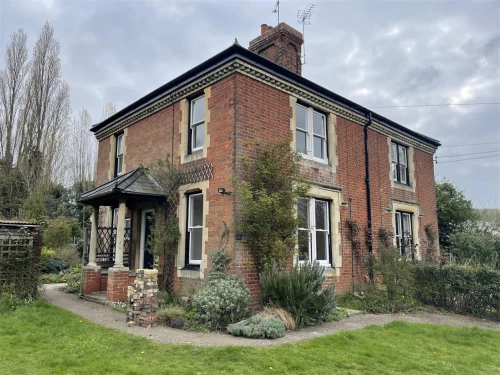 House - Semi-Detached Main Photo