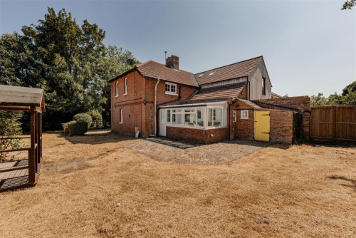 House - Semi-Detached Main Photo