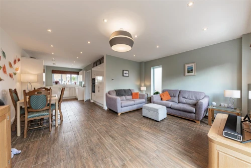 House - Semi-Detached Main Photo