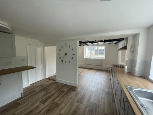House - Semi-Detached Main Photo