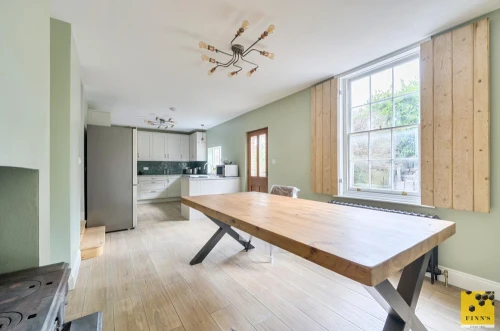 House - Semi-Detached Main Photo