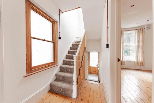 House - Semi-Detached Main Photo