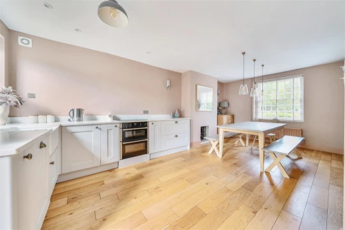 House - Semi-Detached Main Photo