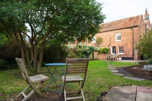 House - Semi-Detached Main Photo