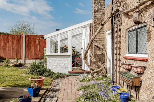 House - Semi-Detached Main Photo