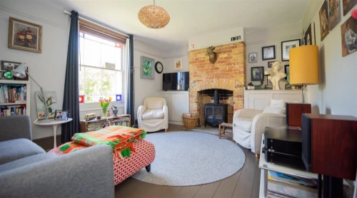 House - Semi-Detached Main Photo