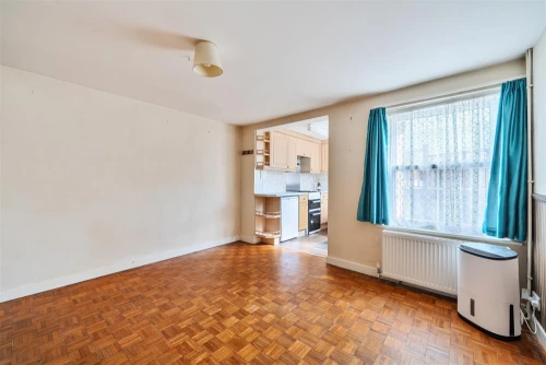 House - Semi-Detached Main Photo